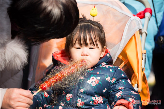 Chicken hairpins popular at Qingdao fair