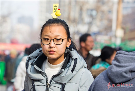 Chicken hairpins popular at Qingdao fair