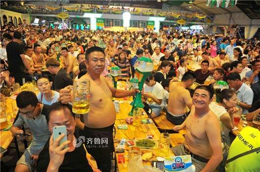 Enjoy beer in Qingdao