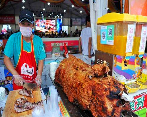 Mouth-watering delicacies at Qingdao's Golden Beach