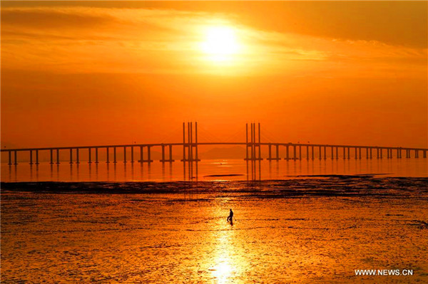Amazing scenery of Qingdao Jiaozhou Bay Bridge in E China