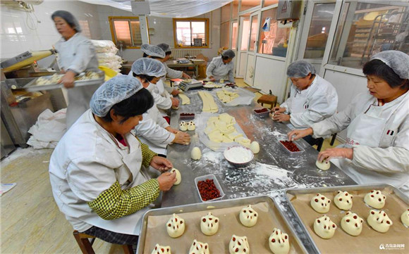 Have a bite of Wanggezhuang giant mantou