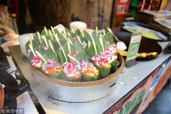 Street food lights up festive mood in E China's Qingdao