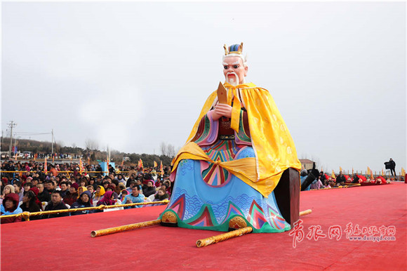 Qingdao fishermen celebrate Dragon King's birthday