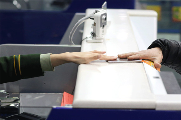 Serving with a smile: All-female police at Qingdao airport