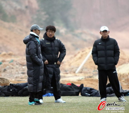 Chang Woe-Ryong watched Dalian Aerbin football team training in Qingyuan