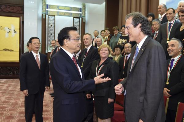 Premier Li meets with foreign experts who help
