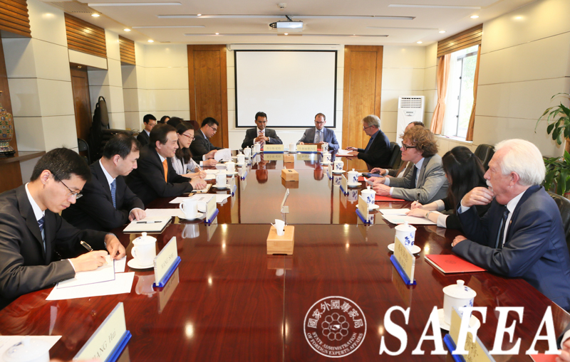 Lu Ming meets with Dutch official