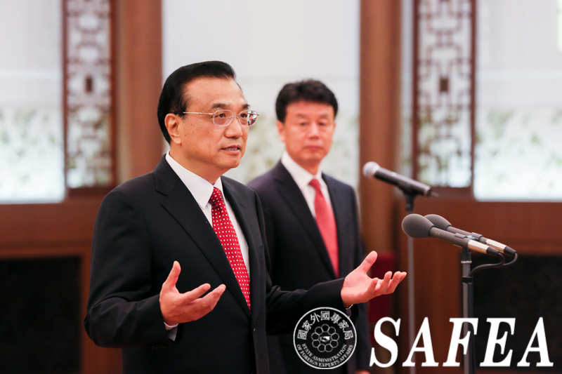 Li Keqiang meets with winners of Chinese Government Friendship Award
