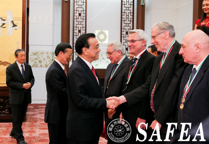 Li Keqiang meets with winners of Chinese Government Friendship Award