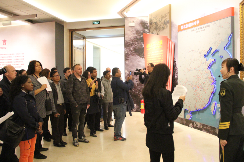 Foreign experts view exhibition on 80th anniversary of Long March