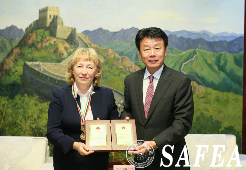 Zhang Jianguo presents Chinese Government Friendship Award to Ukrainian expert