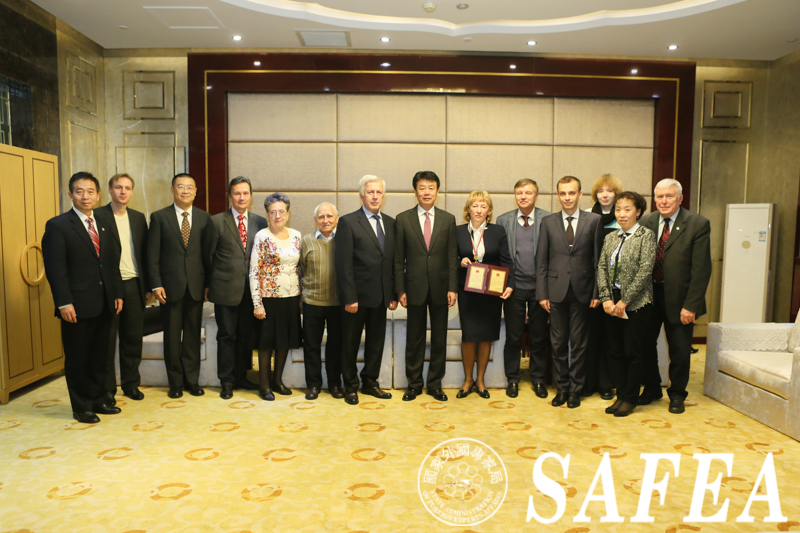 Zhang Jianguo presents Chinese Government Friendship Award to Ukrainian expert