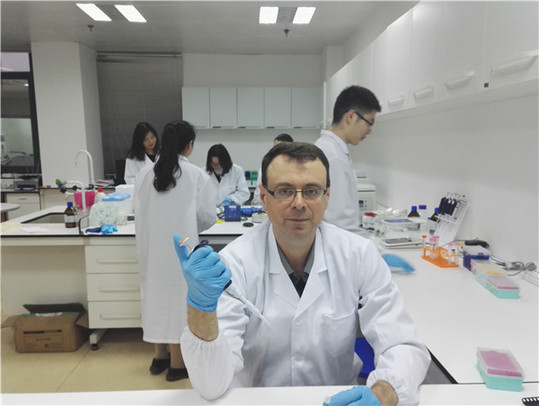 Molecular scientist chases ideas, knowledge in China