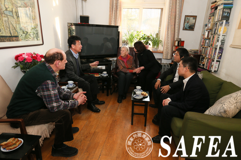 Zhang Jianguo visits senior foreign expert