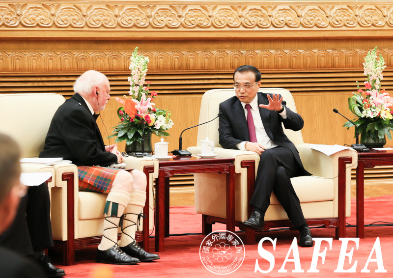 Premier Li Keqiang meets with foreign experts in Beijing