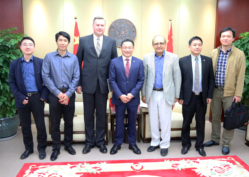 Professor from USC visits Zhejiang province