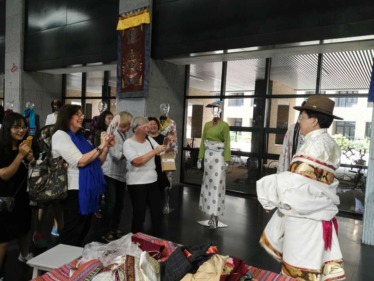 Foreign experts in Tianjin visit Tibetan clothing exhibition