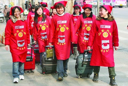 女大学生踏进家政业当 大嫂