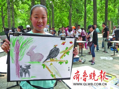 六一儿童节 前 70多个孩子动物园里比画功