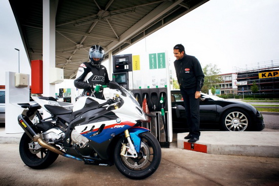 终极决斗 布加迪威航16.4vs宝马s1000rr