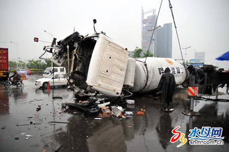 烟台遭强雷雨突袭 龙口突降冰雹引多起车祸