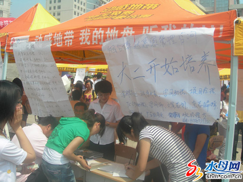 大学生血拼临时工岗位 不为赚钱为实践