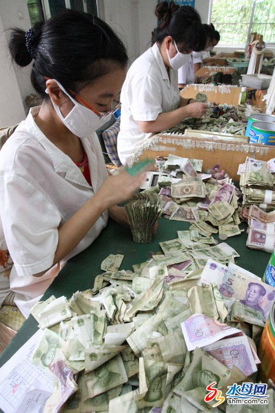 公交点钞员日点零钞一万七