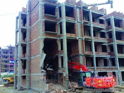 山东两栋在建楼地基下陷存隐患 被紧急拆除
