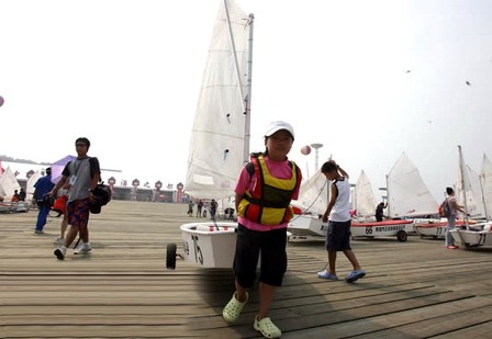 山东省青少年帆船帆板锦标赛开赛 全省帆船小将展开角逐