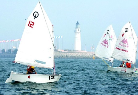 山东省青少年帆船帆板锦标赛开赛 全省帆船小将展开角逐