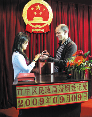 相爱“久久久” 山东3万新人昨日扎堆登记