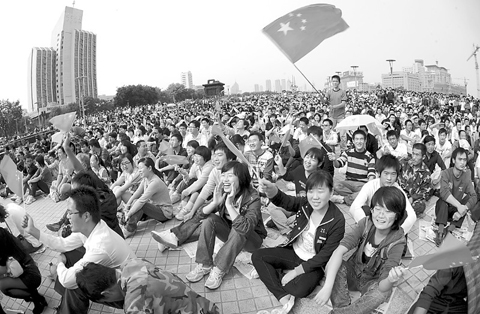 济南泉城广场万人共唱国歌 激动难掩热泪盈眶