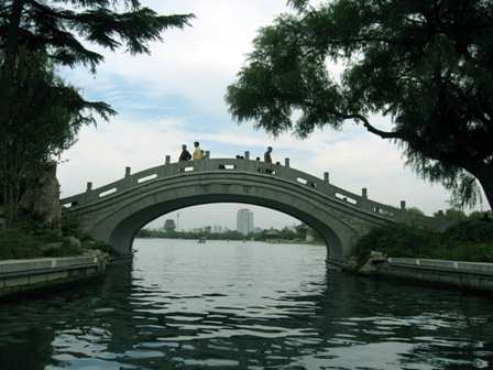 济南：乘着古船赏名泉