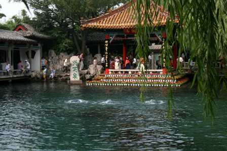 济南：乘着古船赏名泉