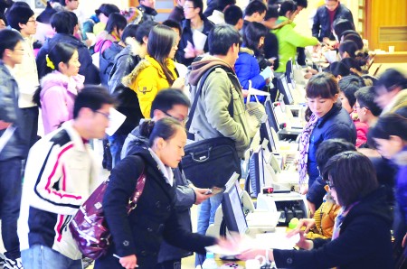 考研报名现场确认启动 济南或有七千“逃兵”