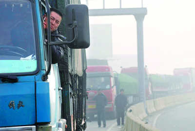京福济南段18小时大堵车 雾致600辆车被困（图）