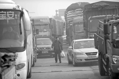 京福济南段18小时大堵车 雾致600辆车被困（图）