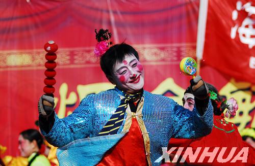 山东烟台毓璜顶庙会开幕 欢乐闹新春