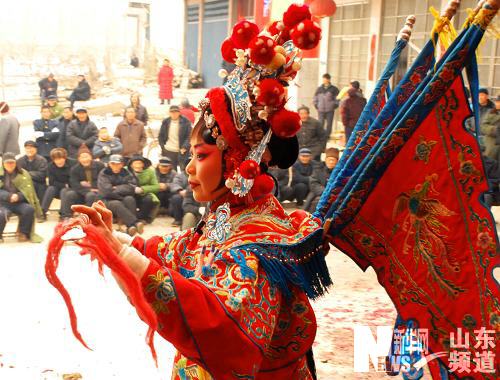 邓州豫剧团在村里搭台唱戏