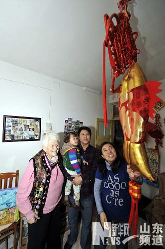 美国老人牧琳爱获得中国绿卡后的第一个春节