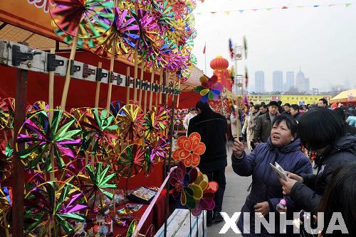 济南市民逛年会过新年