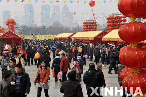 济南市民逛年会过新年