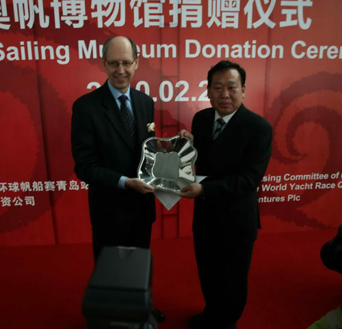 克利伯环球帆船赛船队给青岛奥帆博物馆捐赠馆藏物品
