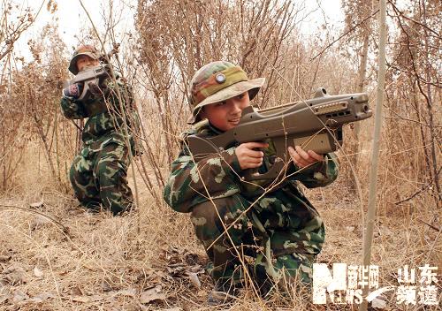 山东:小学生参加野战拓展训练