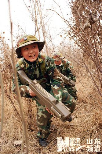 山东:小学生参加野战拓展训练
