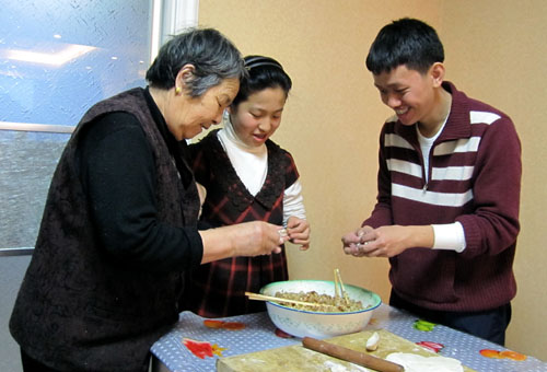 克利伯帆船赛外国船员体验中国元宵节