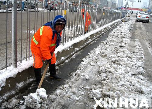 济南环卫工人坚守扫雪一线