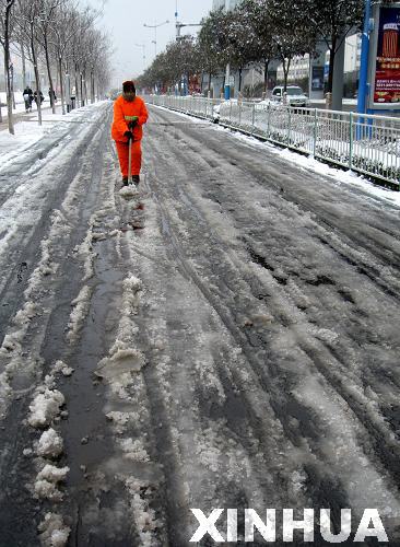 济南环卫工人坚守扫雪一线