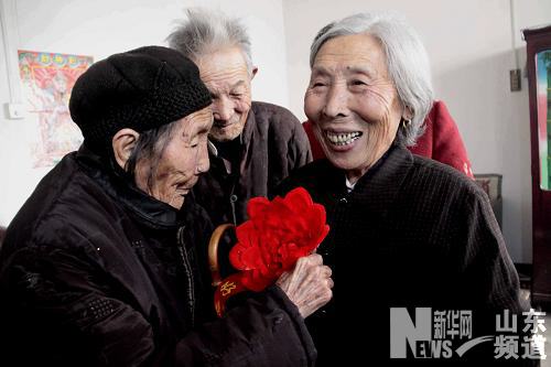山东滨州：百岁老人为好媳妇戴红花